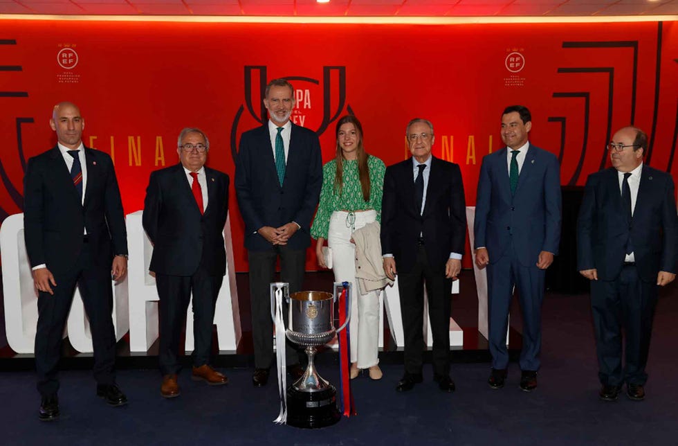 la infanta sofía acompaña a a su padre, el re felipe vi ,en la final de la copa del rey, tras asistir a la coronación de carlos iii