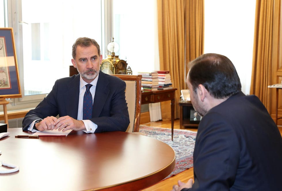 Rey Felipe VI trabaja en la crisis del coronavirus reunido con José Luis Ábalos, ministro de Transportes.