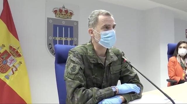 Rey Felipe durante su discurso agradecimiento fuerzas armadas vestido con traje militar de campaña, con mascarillas y guantes.