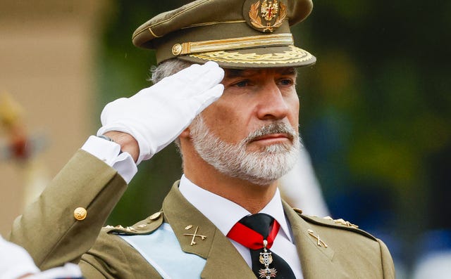 La insólita imagen del rey Felipe VI en el palco del desfile de la Fiesta  Nacional