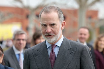 el monarca serio en un acto el mismo dia de la portada de leonor en la playa de diez minutos