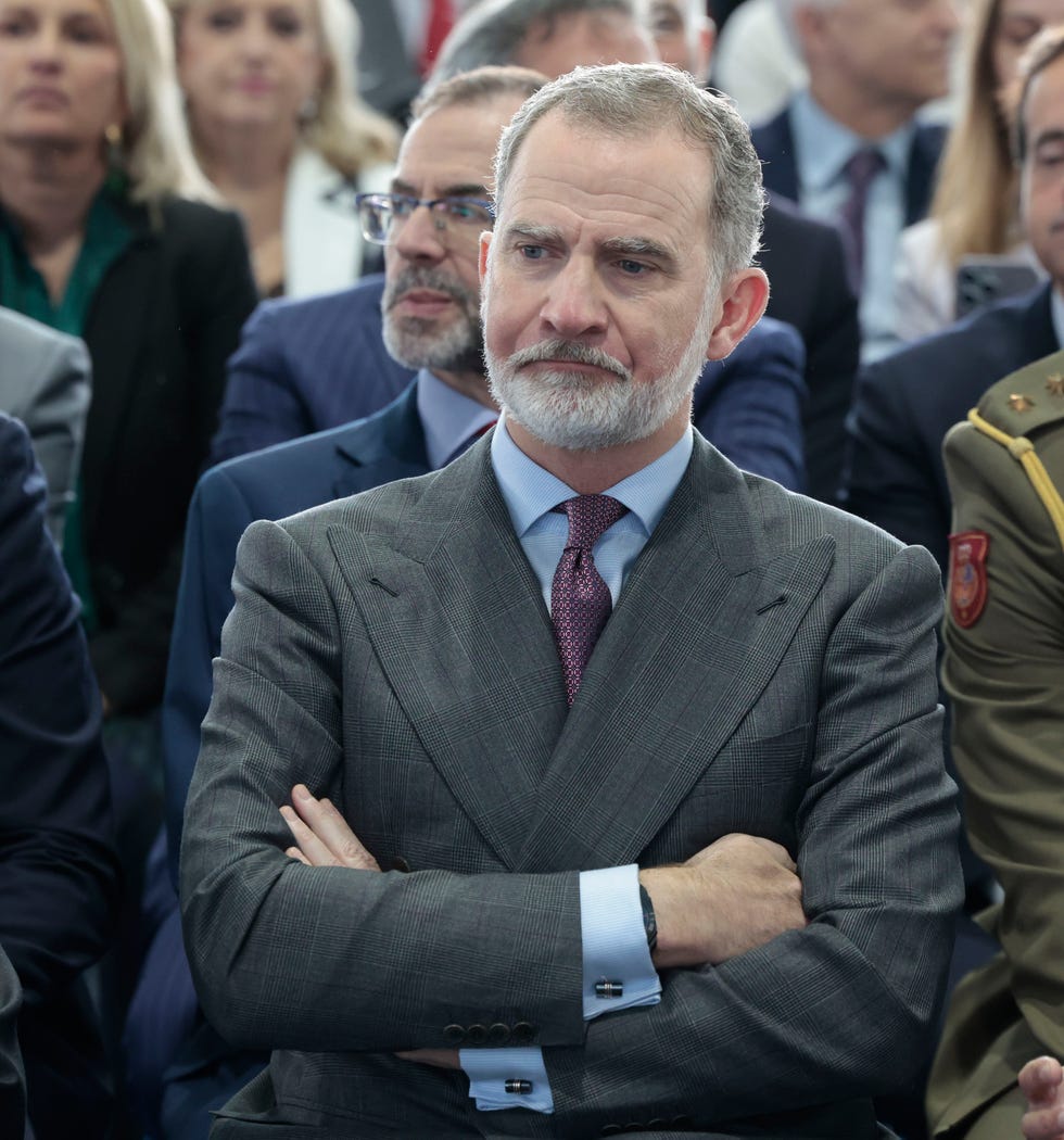 el monarca, con rostro serio