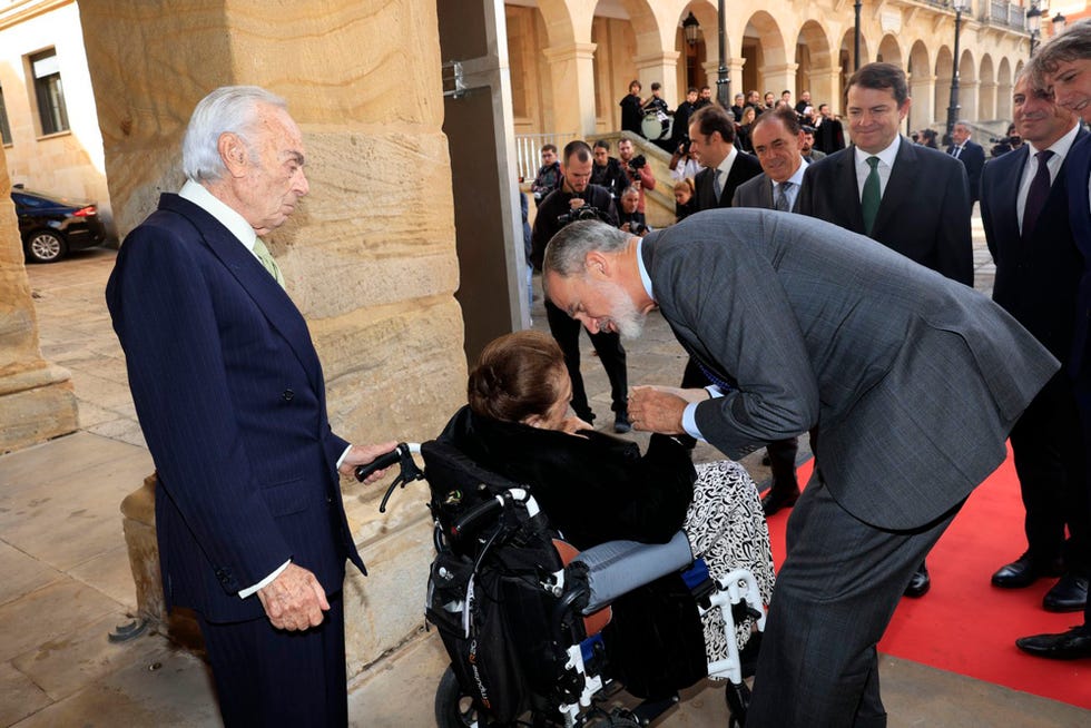 el rey con sus tios los duques de soria