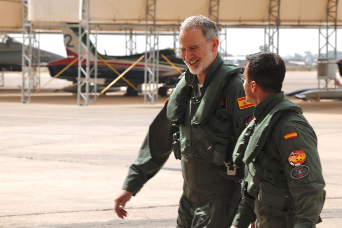 Felipe VI demuestra sus dotes de piloto en el aniversario de la Patrulla  Águila