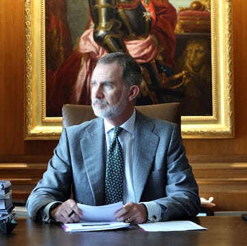El rey Felipe VI en su despacho de Zarzuela el rey posa en su despacho