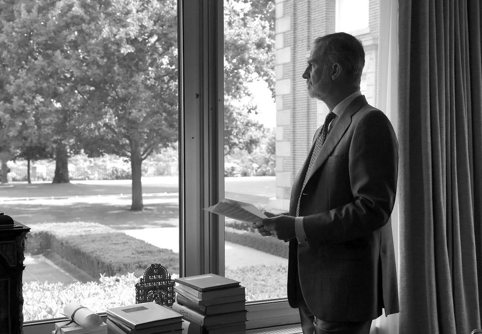 el rey en su despacho en una imagen en blanco y negro