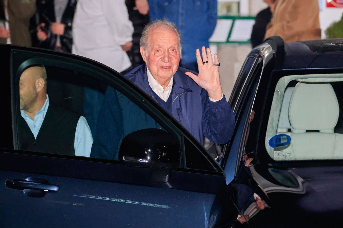 el rey emerito saluda desde el coche durante su estancia en sanxenxo en marzo de 2024