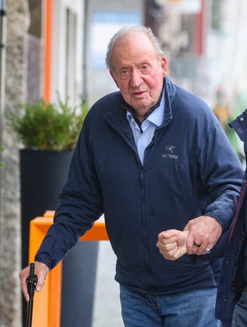 rey juan carlos con chaqueta azul en sanxenxo