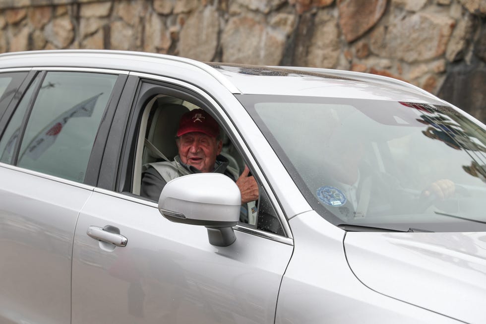 rey juan carlos i en el coche