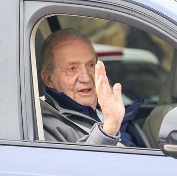 el rey emerito saluda desde el coche durante su estancia en sanxenxo en marzo de 2024
