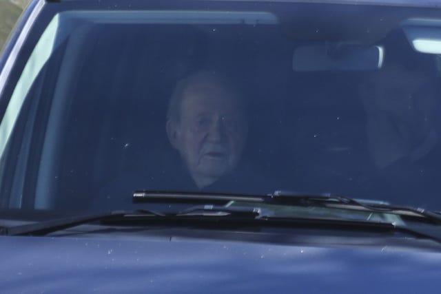 el rey emerito en al asiento del copiloto de un coche
