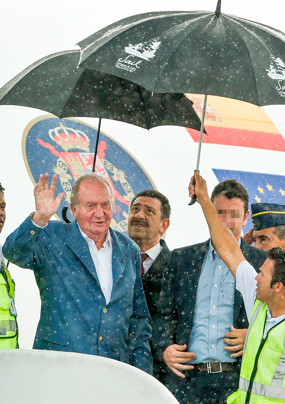 La Casa Real hizo pública una emotiva carta del Rey emérito a su hijo en la que anuncia su retirada de la vida pública. En la misiva, Don Juan Carlos toma esta decisión “desde el gran cariño y orgullo de padre que por ti siento”. Recordamos las imágenes decisivas desde su abdicación, en 2014.