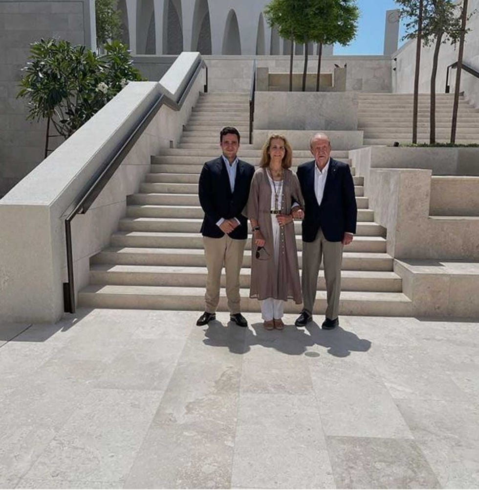 el rey juan carlos con la infanta elena y froilan en abu dabi