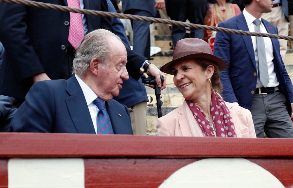 el rey juan carlos y su hija la infanta elena en una corrida de toros