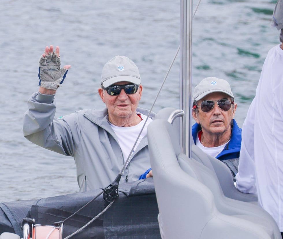 el emerito y su buen amigo en un barco en sanxenxo