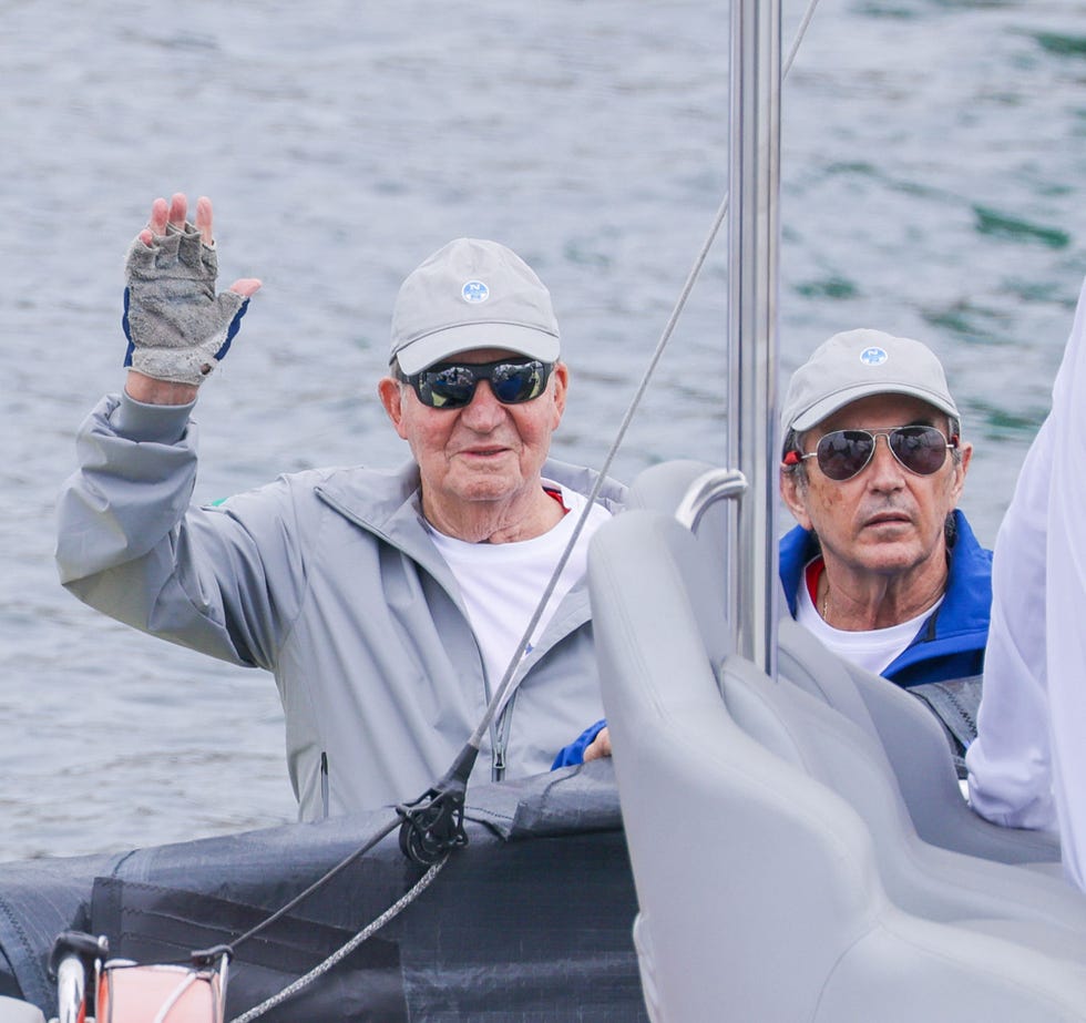 el rey juan carlos y pedro campos saludan en una regata en sanxenxo