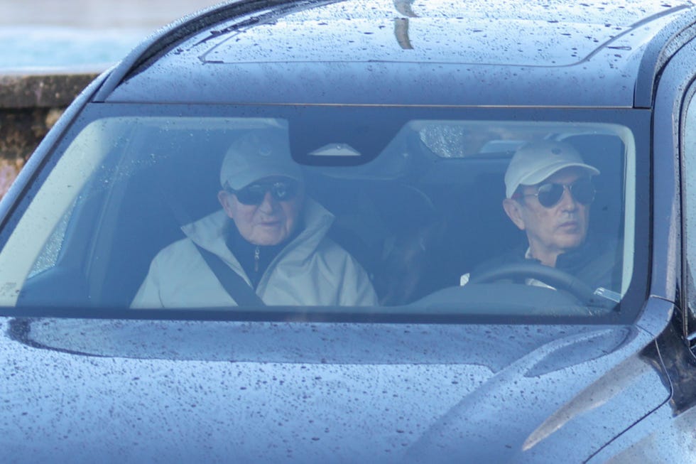 el rey juan carlos y pedro campos en el interior de un coche en sanxenxo