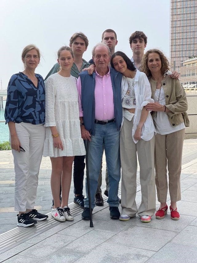posado de las infantas y sus hijos con don juan carlos