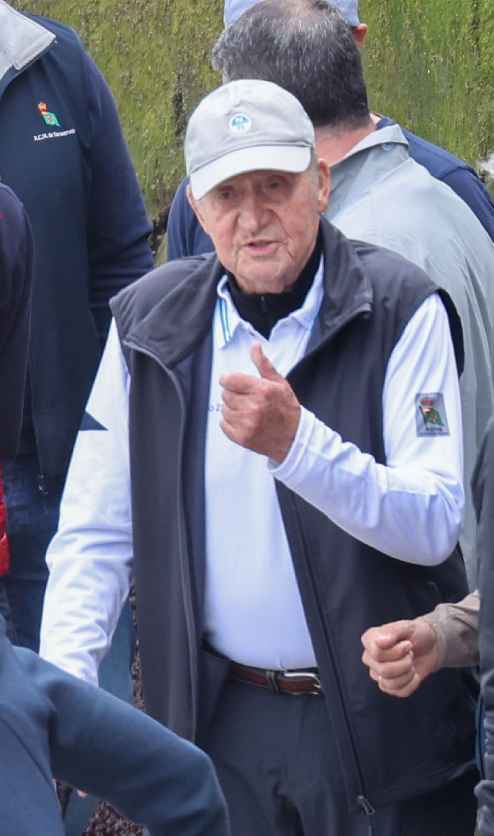 el padre del rey felipe vi con gorra y ropa sport