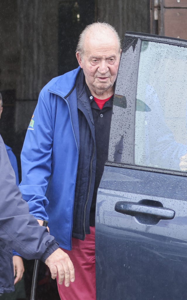 el rey emerito en sanxenxo a punto de subir a un coche