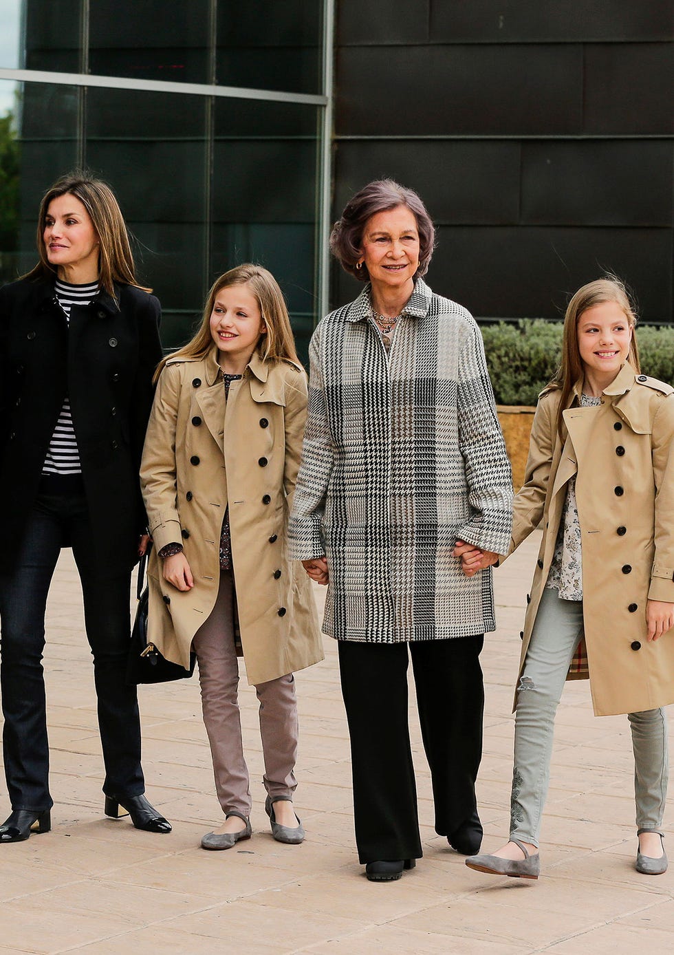 La Casa Real hizo pública una emotiva carta del Rey emérito a su hijo en la que anuncia su retirada de la vida pública. En la misiva, Don Juan Carlos toma esta decisión “desde el gran cariño y orgullo de padre que por ti siento”. Recordamos las imágenes decisivas desde su abdicación, en 2014.