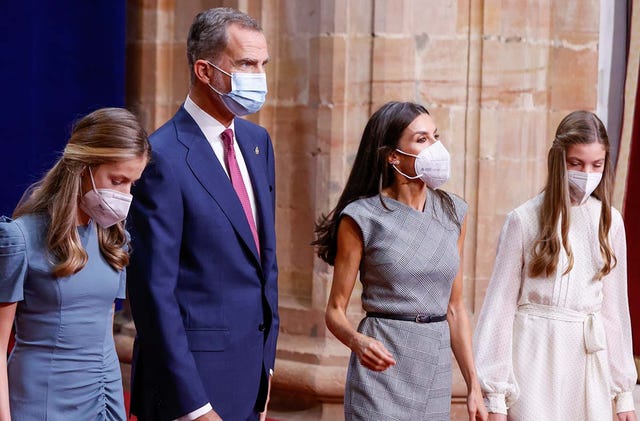 los reyes junto a sus hijas en audiencia con los galardonados con las medallas de asturias 2021