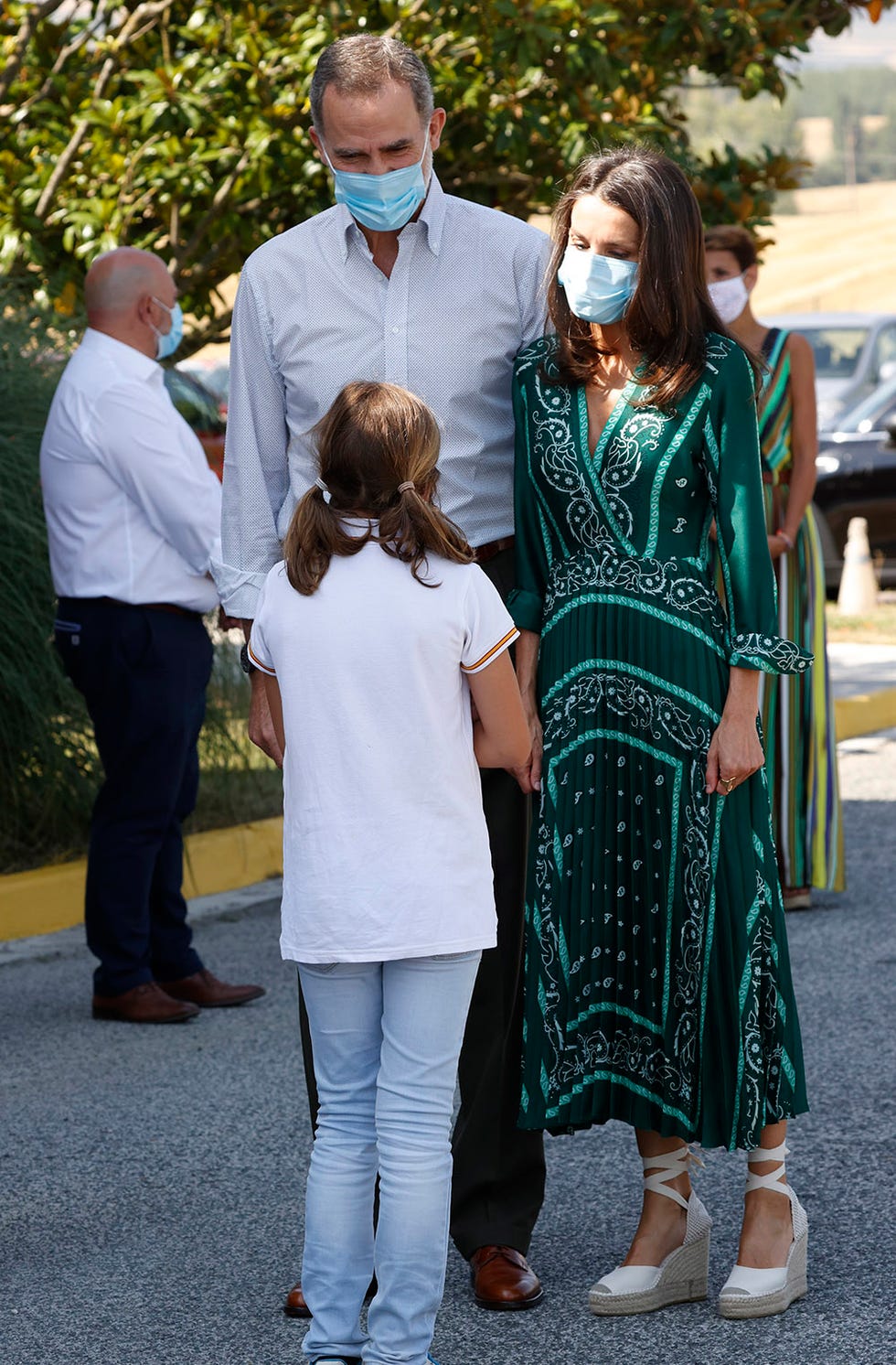 felipe y letizia visitan el centro ramón y cajal de aspace, en la localidad de cizur menor en navarra