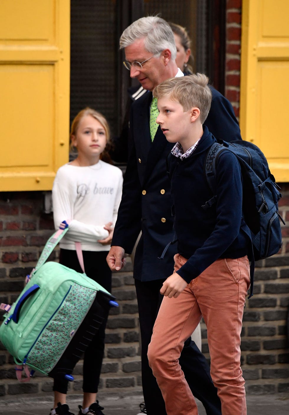 Los reyes de Bélgica llevan a sus hijos al colegio