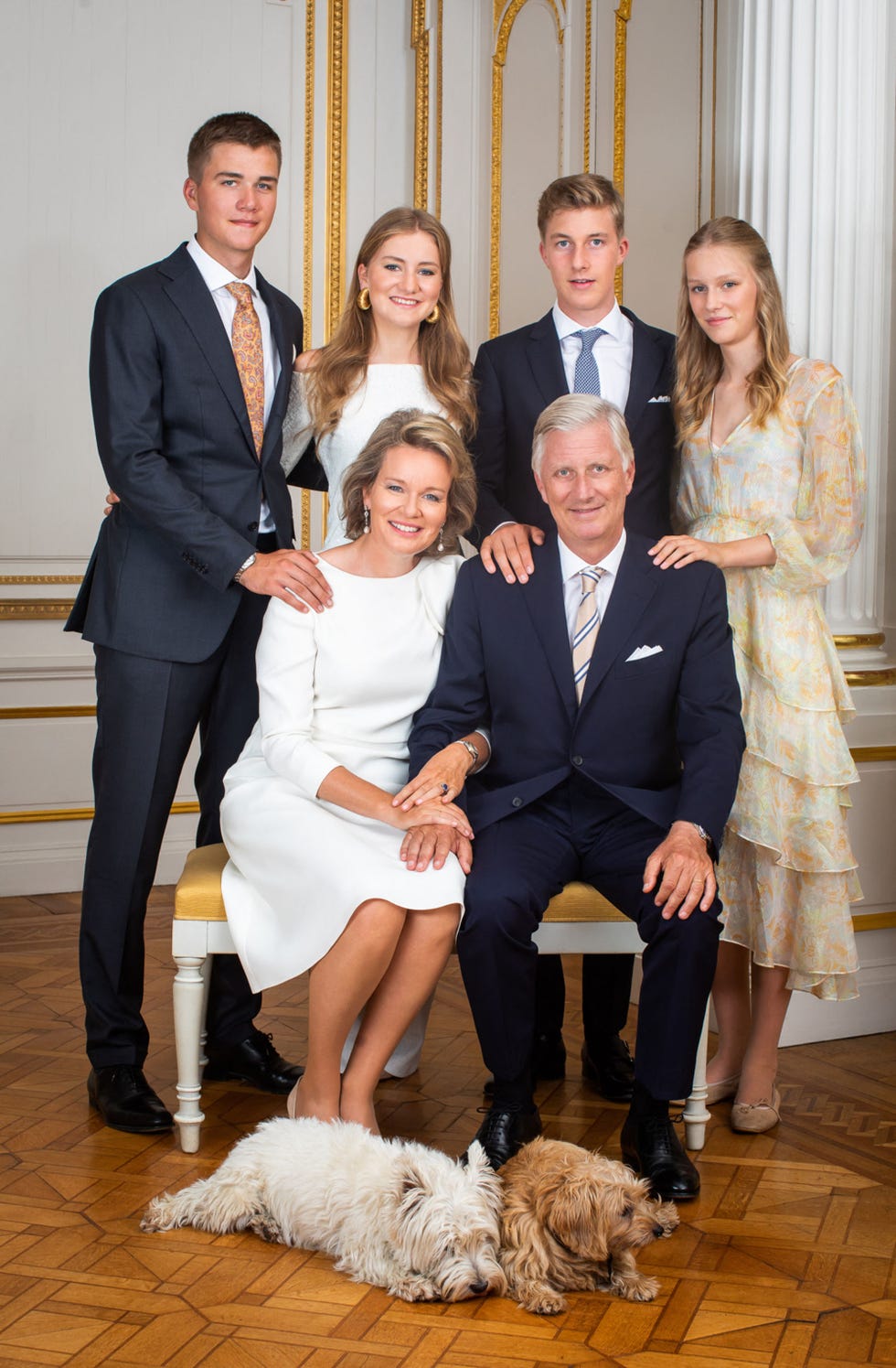 felipe y matilde de bélgica posan con sus cuatro hijos y sus dos perros para desear felices fiestas