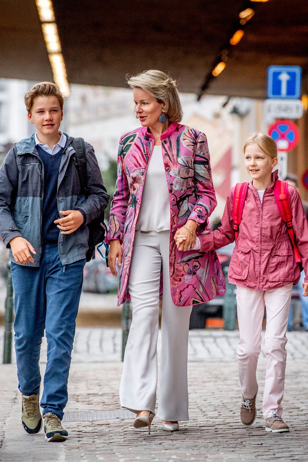 Los reyes de Bélgica llevan a sus hijos al colegio