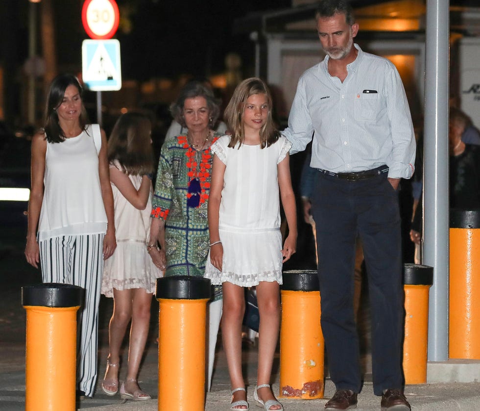 Los Reyes, sus hijas, la princesa Leonor y la infanta Sofía, la reina Sofía, la infanta Elena y Froilán y Victoria Federica de Marichalar disfrutaron de una velada en un restaurante del barrio de Portixol poniendo el broche de oro a su estadía en Mallorca.