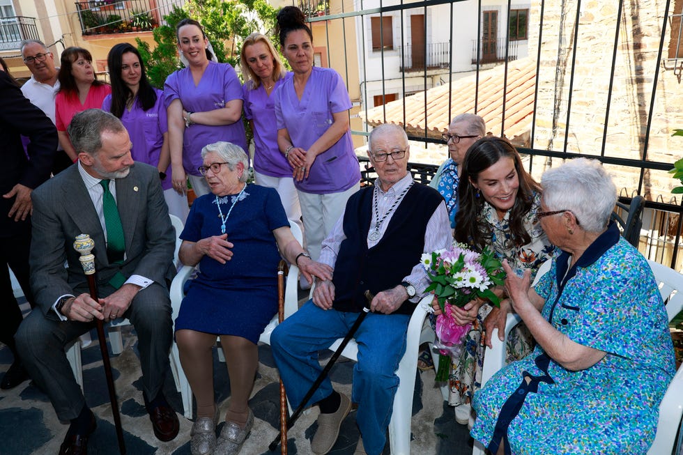 los reyes felipe y letizia muy carinosos con los residentes de un centro de dia de guadalupe, caceres