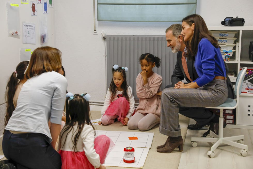 los reyes se han mostrado muy atentos a los ninos y sus profesores
