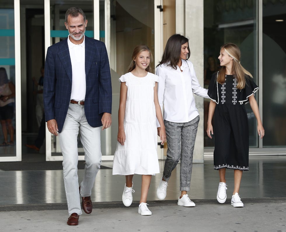 Reyes Felipe y Letizia visitan a Don Juan Carlos con sus hijas