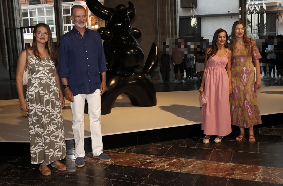 Leonor estrena, Sofía repite y Letizia opta por lo coquette: todos los  detalles de los estilismos de la reina Letizia y sus hijas