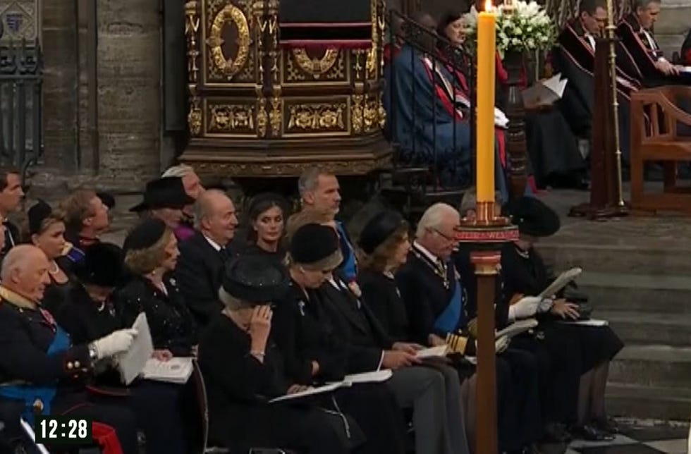 los reyes sentados con el emérito en el funeral
