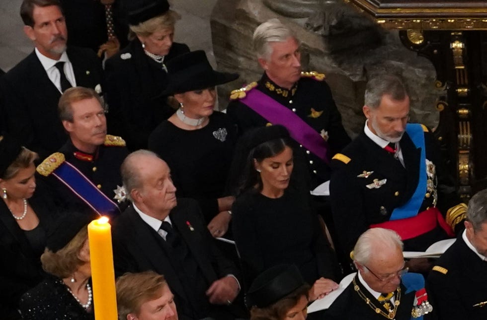 los reyes y los eméritos en el funeral de la reina isabel ii