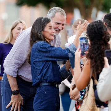 Los Reyes Felipe VI y Letizia, con un bebe en su visita las zonas afectadas por los fuegos en Extremadura los reyes felipe vi y letizia, con un bebe en su visita las zonas afectadas por los fuegos en extremadura