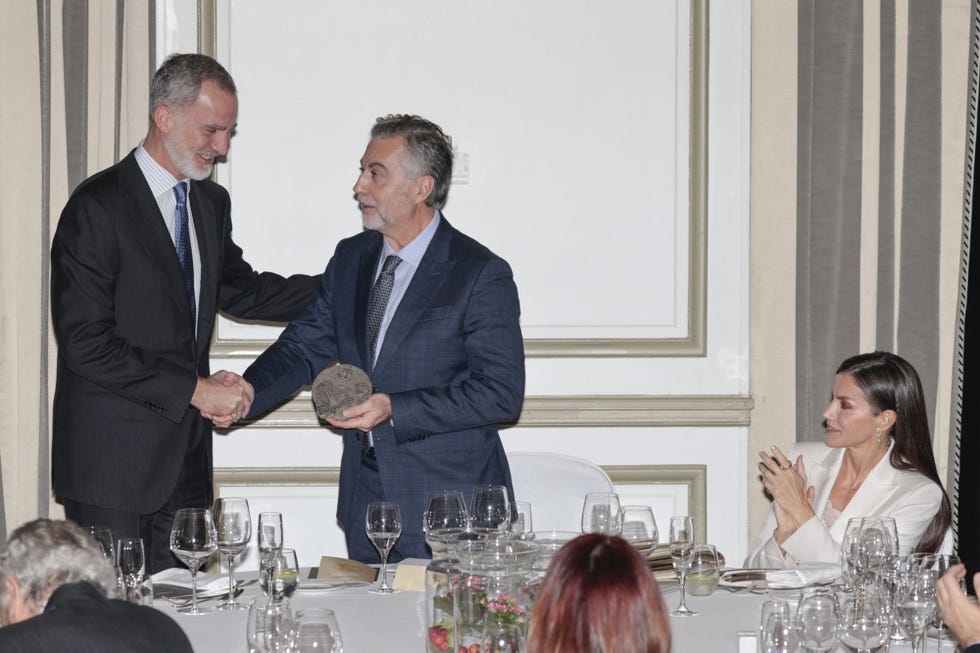 los reyes y el periodista de onda cero en la entrega del premio francisco cerecedo