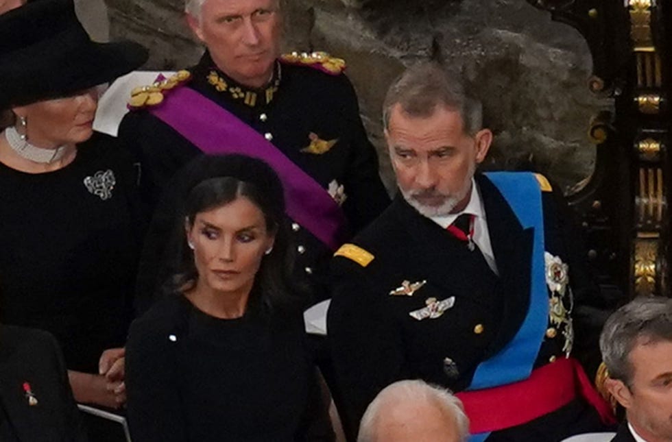 los reyes felipe y letizia y los eméritos en el funeral de isabel ii