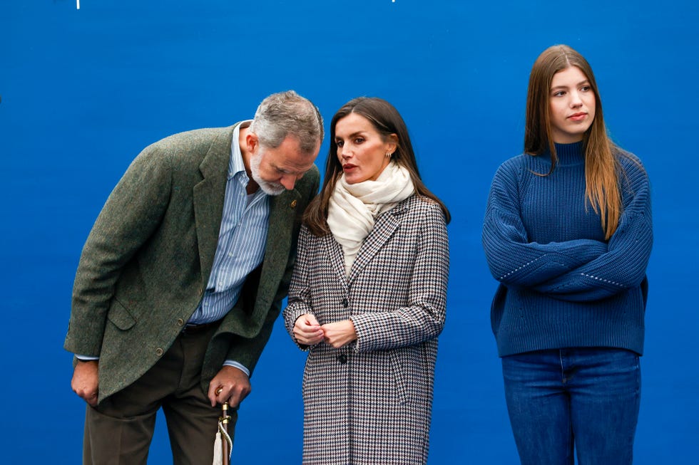 los reyes felipe y letizia junto a la infanta sofia