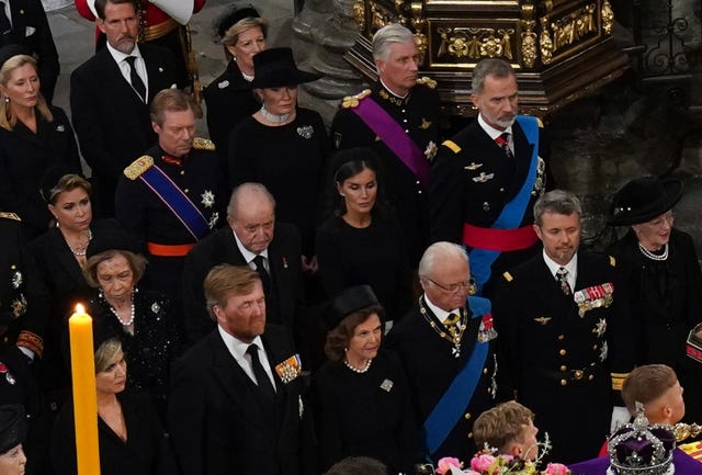 los reyes felipe y letizia y los emeritos en el funeral de isabel ii