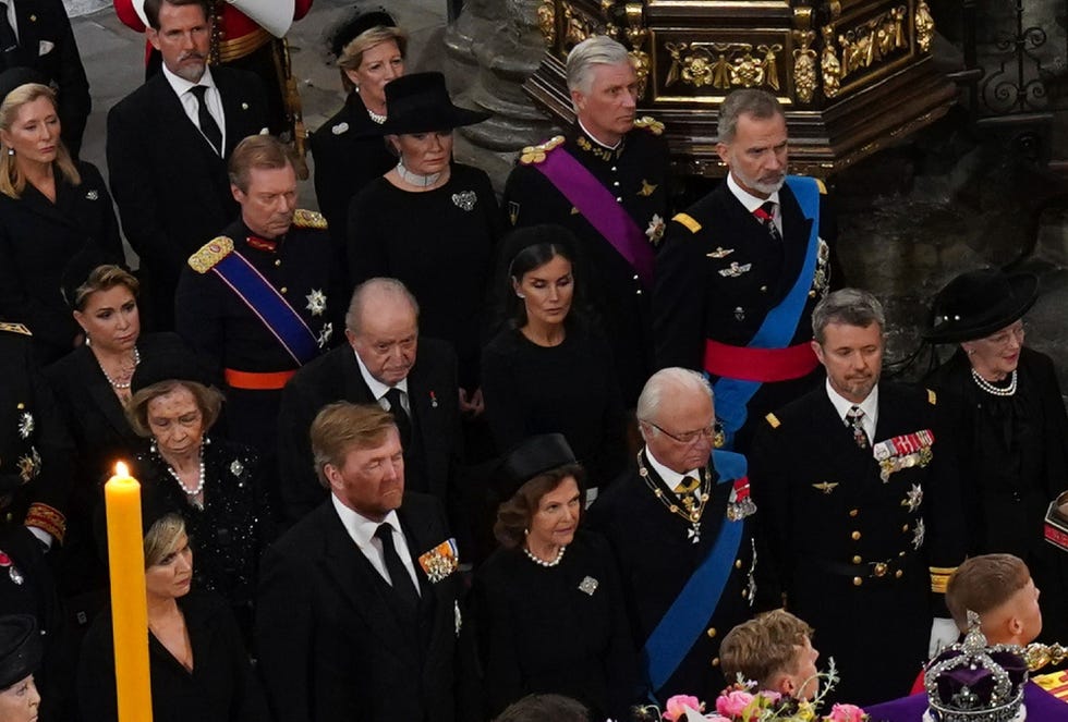 los reyes felipe y letizia y los emeritos en el funeral de isabel ii