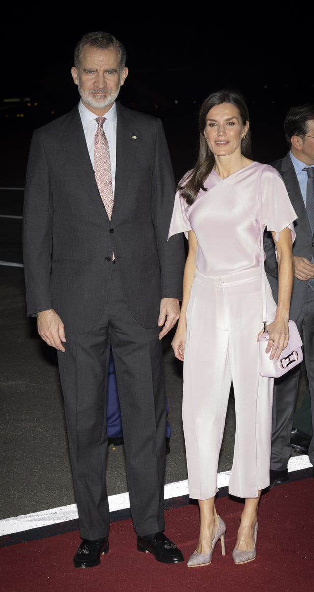 el rey felipe y doña letizia a su llegada al aeropuerto de luanda