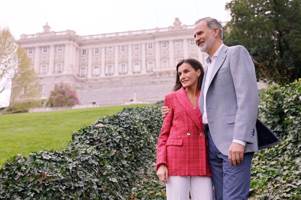 los reyes, abrazados, en los jardines del palacio real de madrid