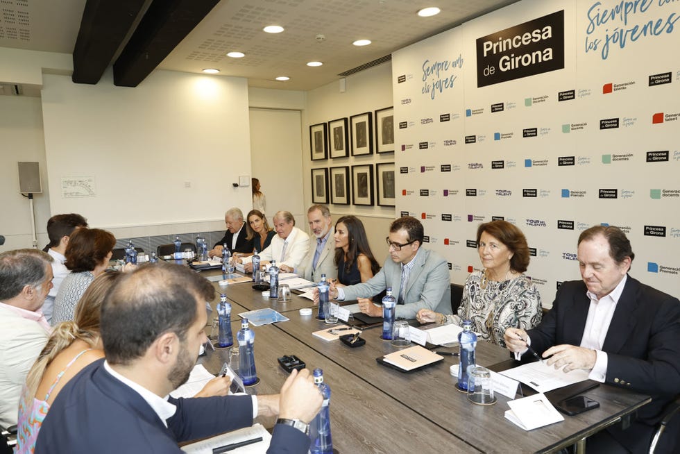 felipe y letizia con el consejo asesor de la fundación princesa de girona