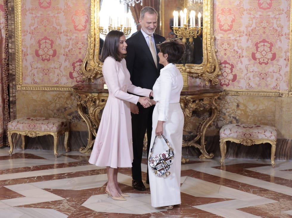 la presentadora saluda a los reyes en el palacio real de madrid