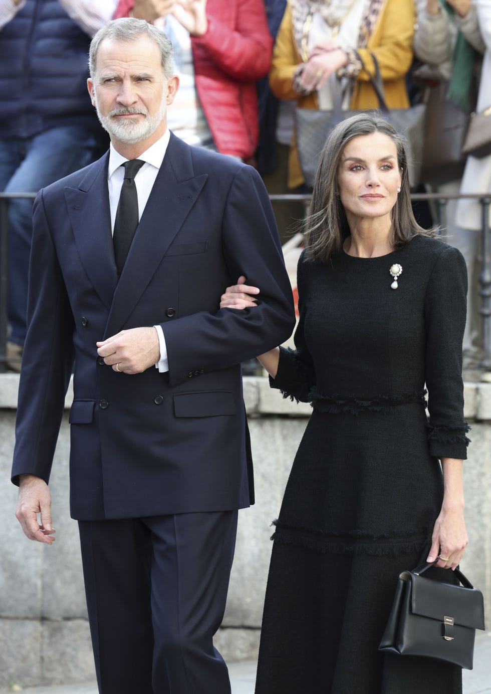 los reyes, vestido de luto, llegando al funeral de fernando gomez acebo