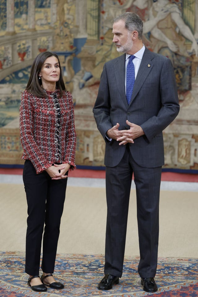 los reyes en una recepcion en los salones de zarzuela con el gesto serio