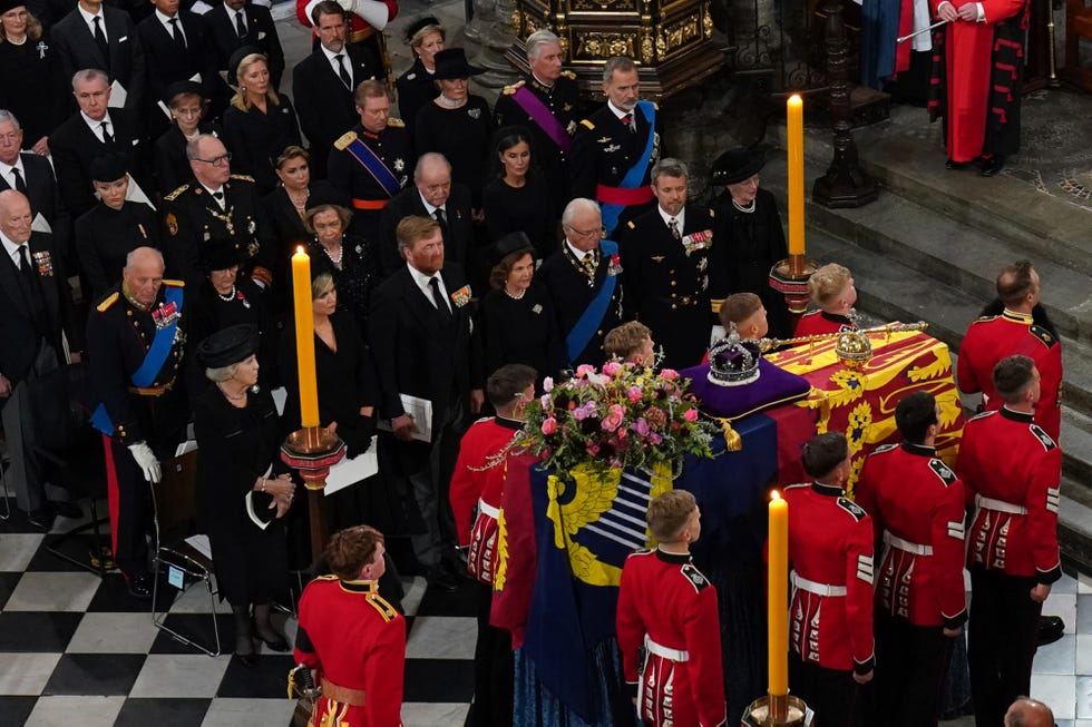 los reyes felipe y letizia y los eméritos en el funeral de isabel ii